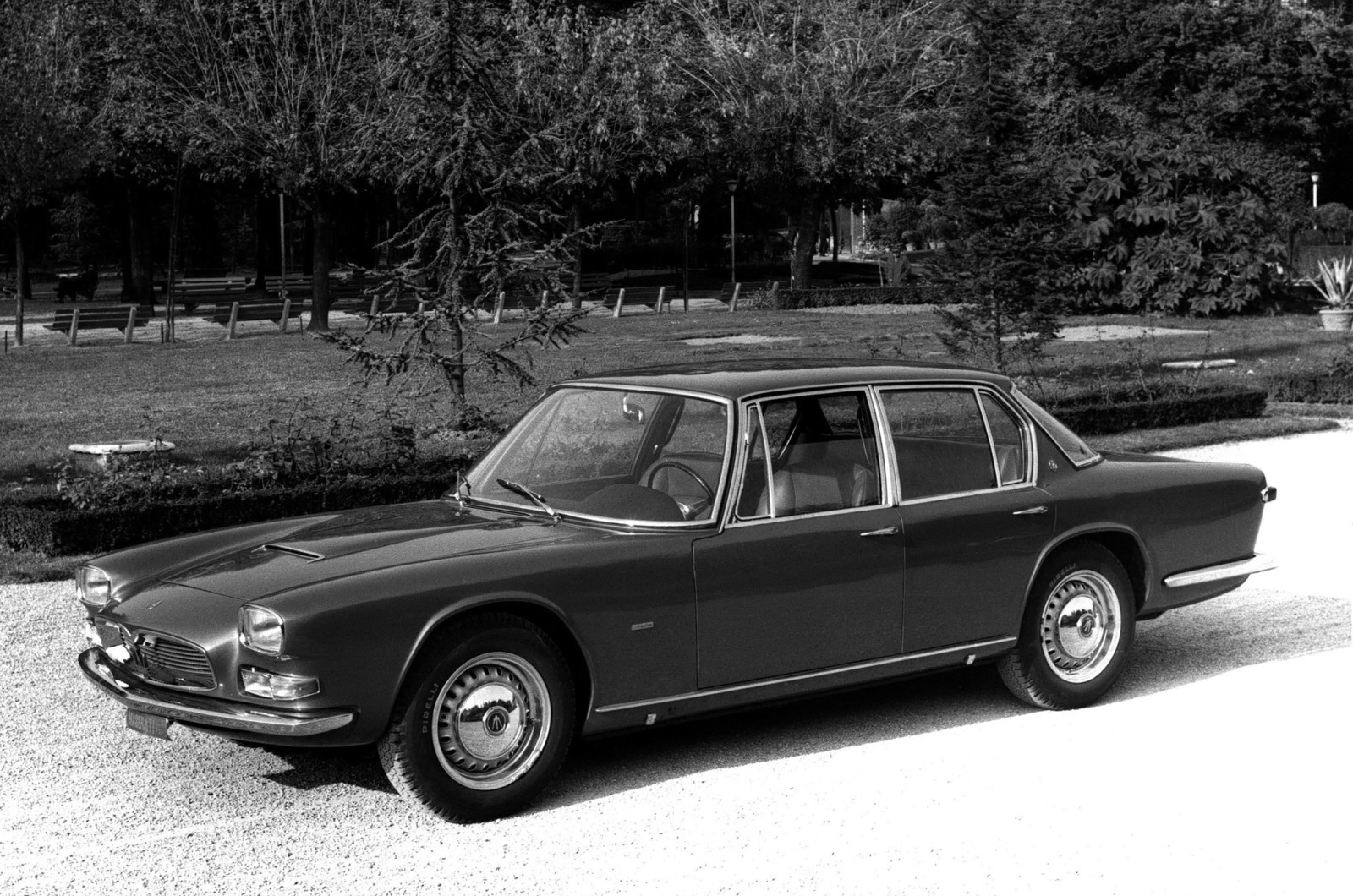 <p>La Quattroporte de Maserati avait la particularité d'être la seule berline de luxe italienne à quatre portes sur le marché lors de son lancement. C'était également la première voiture de la firme à utiliser son nouveau moteur V8 de 4,1 litres, porté plus tard à 4,7 litres, qui a permis à la Quattroporte d'être à la hauteur de la réputation sportive de l'entreprise.</p>  <p>À l'intérieur, la Quattroporte était équipée de cuir souple, de boiseries et de tous les éléments de luxe contemporains tels que la climatisation, les vitres électriques, la radio et la boîte de vitesses automatique en option à la place de la boîte manuelle à cinq vitesses de série.</p>