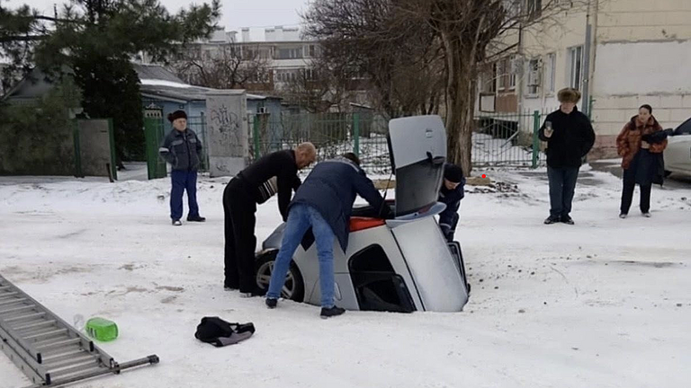 beszakadt az aszfalt az autó alatt, a csomagtartón keresztül mentették ki az orosz nőt