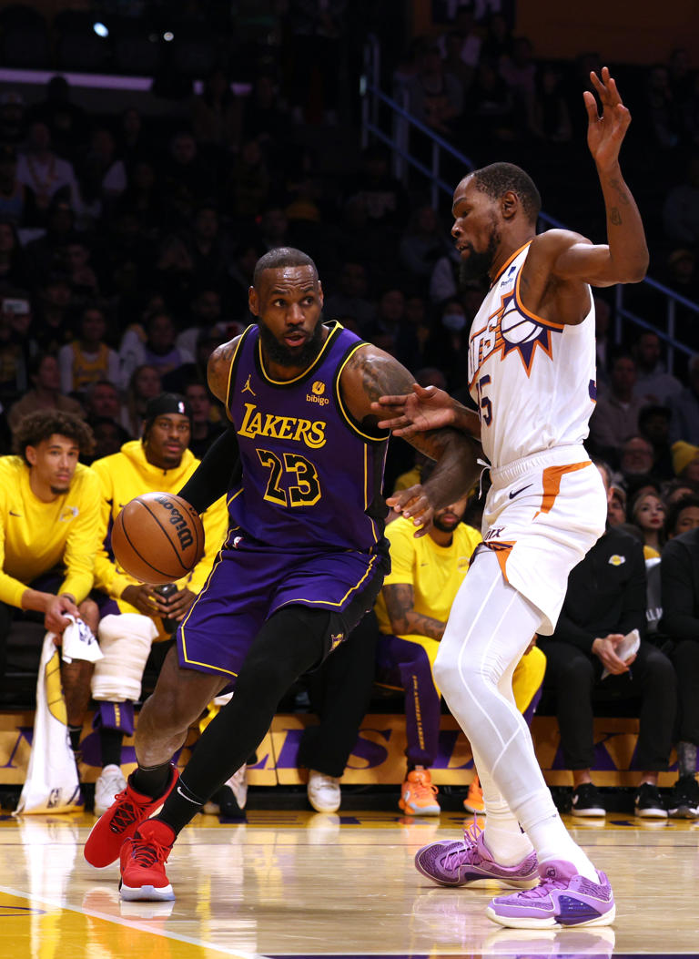 Lakers blown out by Suns, drop back below .500