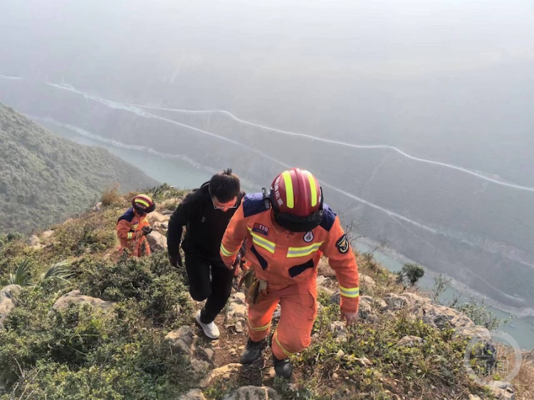 进退两难！男子爬山体力不支被困山间