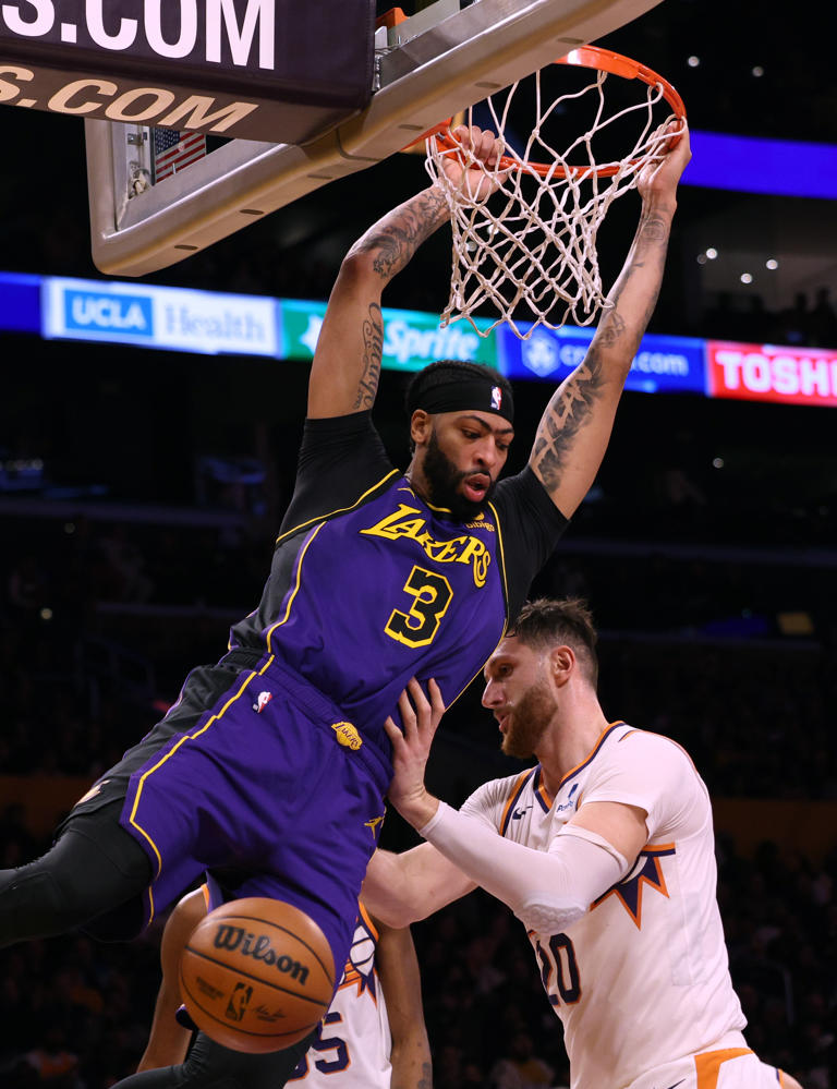 Lakers blown out by Suns, drop back below .500