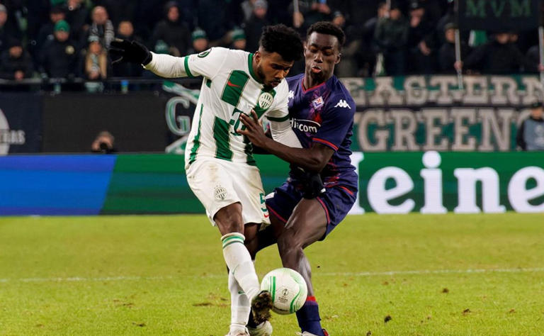 BUDAPESTE, HUNGRIA – DEZEMBRO 14: José Marcos Marquinhos do Ferencvarosi TC luta pela posse com Michael Kayode da ACF Fiorentina durante a partida da UEFA Europa Conference League entre Ferencvarosi TC e ACF Fiorentina na Groupama Arena em 14 de dezembro de 2023 em Budapeste, Hungria. (Foto: Laszlo Szirtesi/Getty Images)