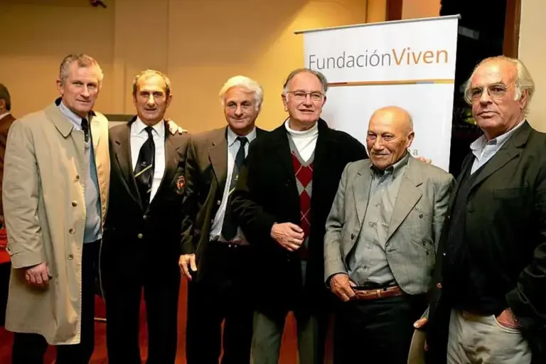 Los supervivientes Roy Harley, Gustavo Servino, Roberto Canessa, Javier Methol y José Luis Inciarte junto al arriero Sergio Catalán (segundo por la derecha). Foto : EFE/IVÁN FRANCO
