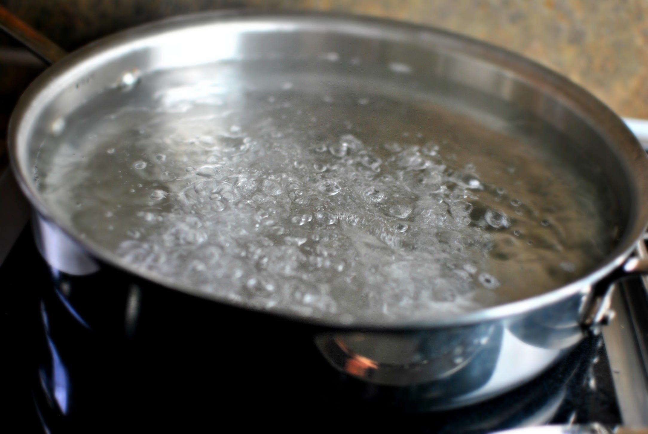 В кипящую воду можно налить растительное масло. Кипящая вода. Кастрюля с водой. Кипящая вода в кастрюле. Закипевшая вода.