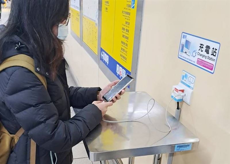 台北捷運站點提供充電服務。（圖／台北捷運公司提供）