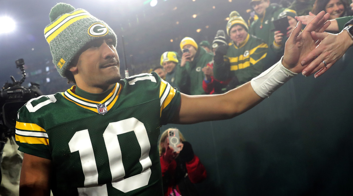 jordan love applauded for classy gesture helping packers fan out of snow ditch