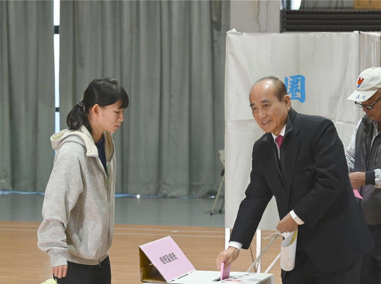 前立法院長王金平（前右）13日上午到路竹一甲國中的投開票所投票。（林瑞益攝）