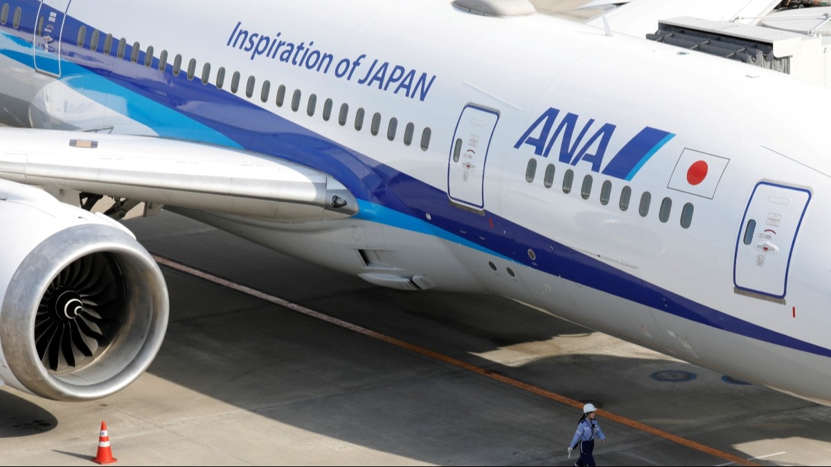 Japan Ana Boeing 737 800 Flight Turns Back Due To Cockpit Window Crack