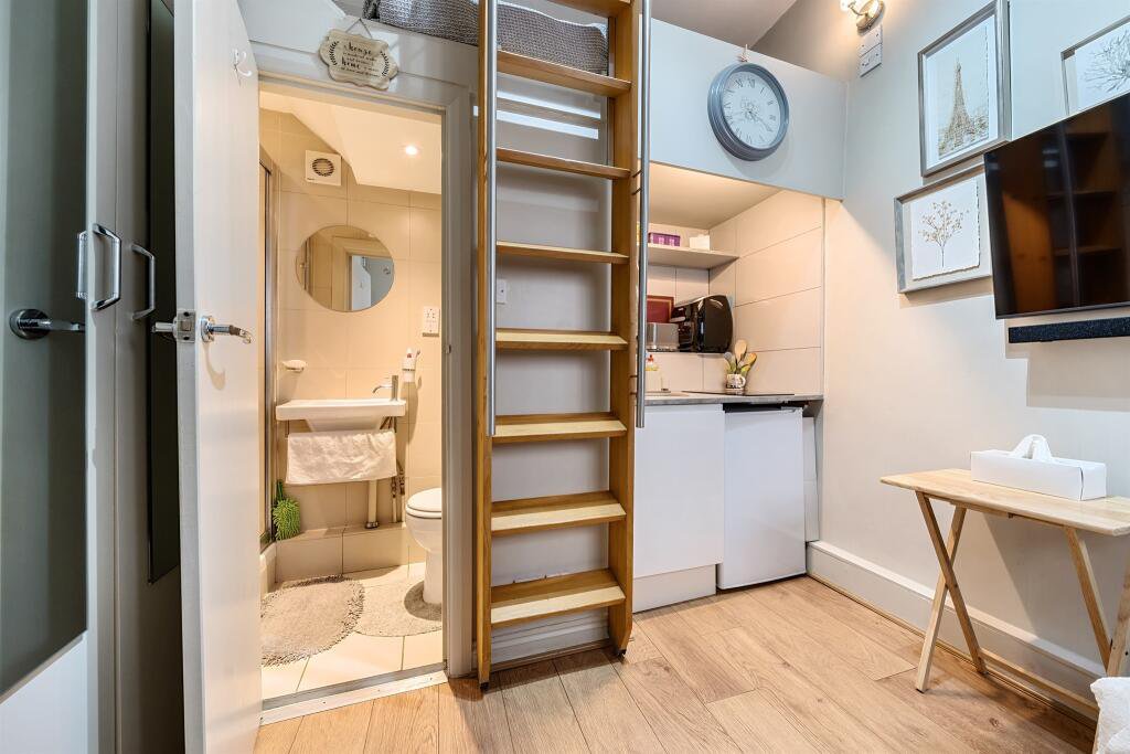 Stunning Two Bedroom London Flat Could Be Yours For 250 000 But   AA1mUXeO.img