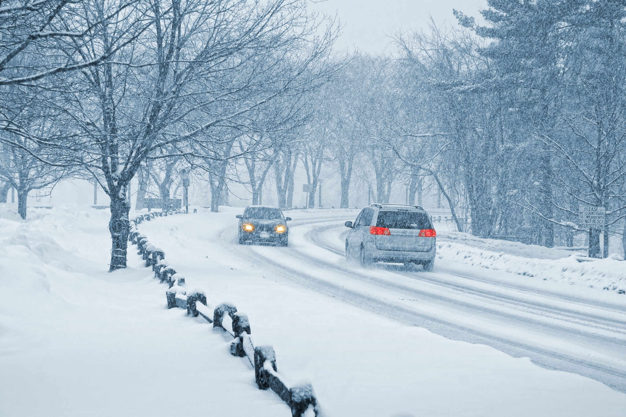 Тест драйв снег. Машина зимой. Машина на зимней дороге. Зимняя дорога. Вождение зимой.