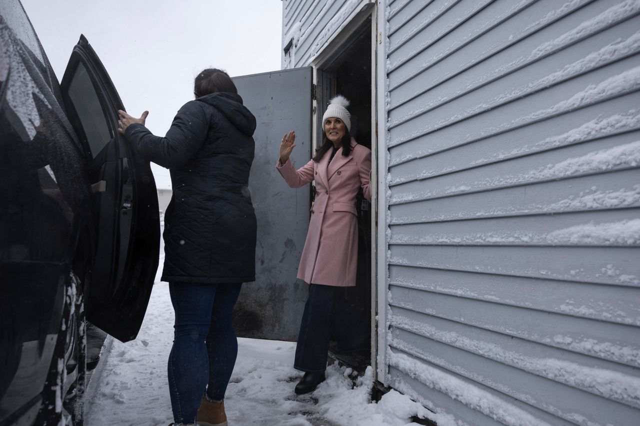 wintry weather freezes up iowa caucuses campaigning