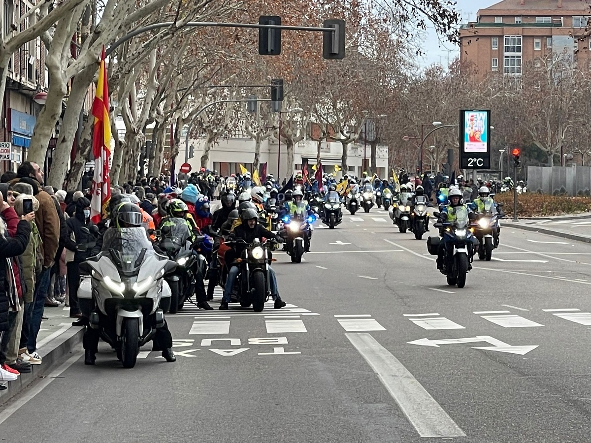 El Espíritu De Pingüinos Ondea En Valladolid Con El Desfile De Banderas