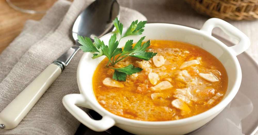 receta tradicional de la abuela: sopa de ajo con pimentón y chorizo fácil de hacer