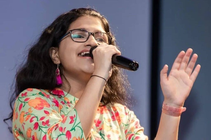 remaja india pecahkan rekor dunia menyanyi dalam 140 bahasa saat konser