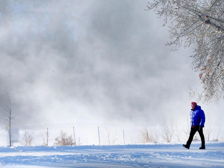 Calgary workers outside in extreme cold