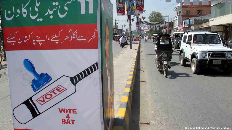 pakistan: imran khan's party must drop cricket bat symbol