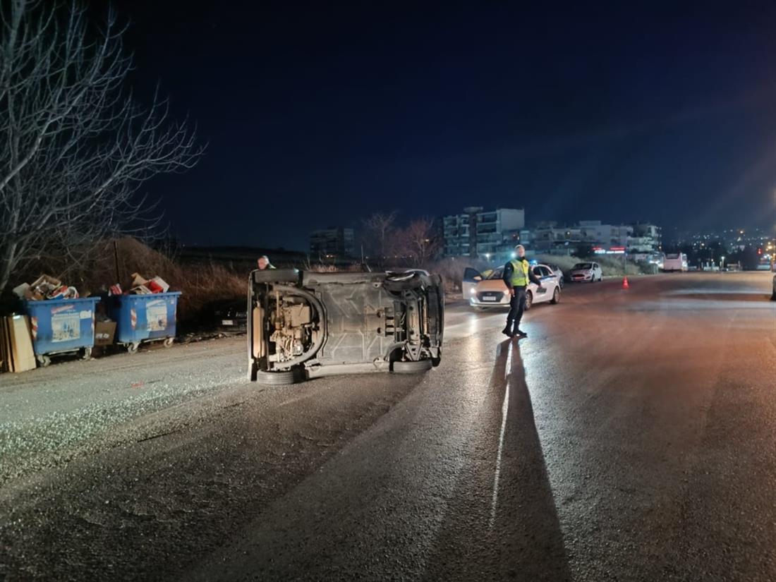 θεσσαλονίκη: τροχαίο ατύχημα με ανατροπή αυτοκινήτου – ένας τραυματίας – φωτο