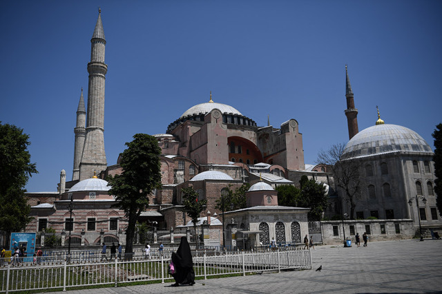 τουρκία: επανέρχεται από αύριο το εισιτήριο εισόδου στην αγία σοφία για τους τουρίστες