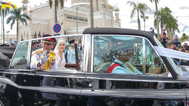 la espectacular boda del príncipe de brunéi: del vestido de novia con hiyab al desfile nupcial