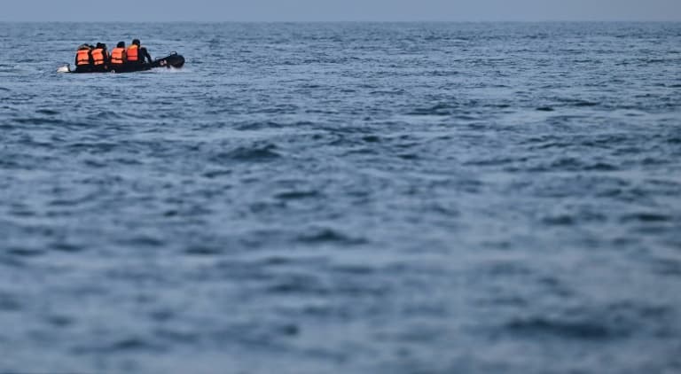 traversée de la manche: 78 migrants secourus en mer dans le détroit du pas-de-calais