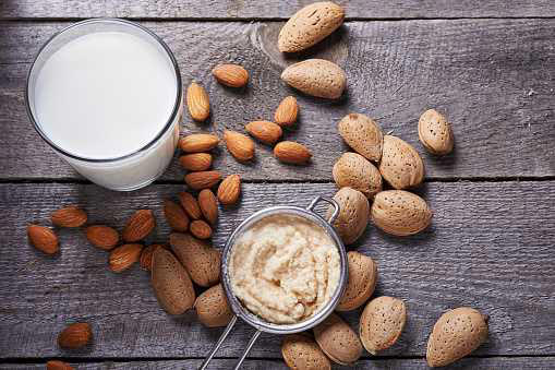 microsoft, chiedi a un professionista della nutrizione: latte di mandorla vs latte normale: qual è il più sano?