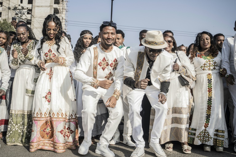 en ethiopie, des centaines de couples participent à un mariage traditionnel de masse