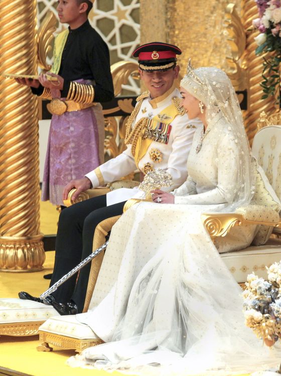 la espectacular boda del príncipe de brunéi: del vestido de novia con hiyab al desfile nupcial