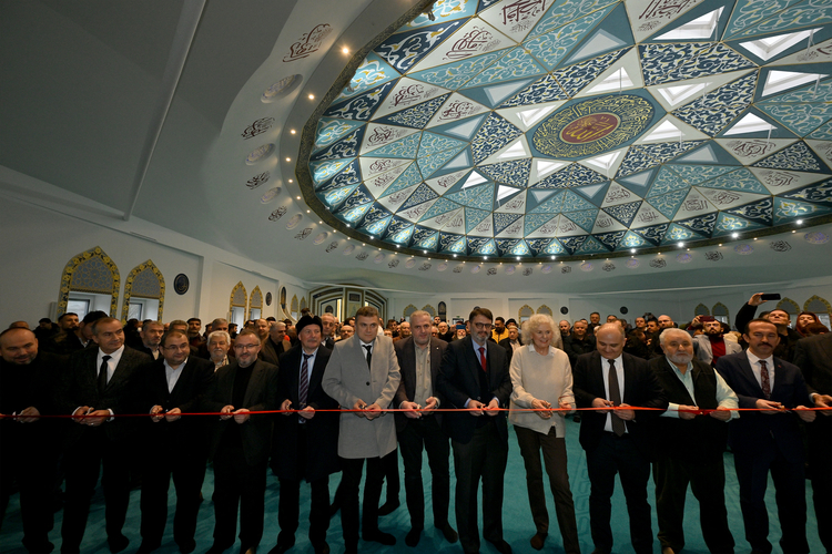 almanya'da 10 yılda inşa edilen di̇ti̇b essen merkez camisi dualarla ibadete açıldı