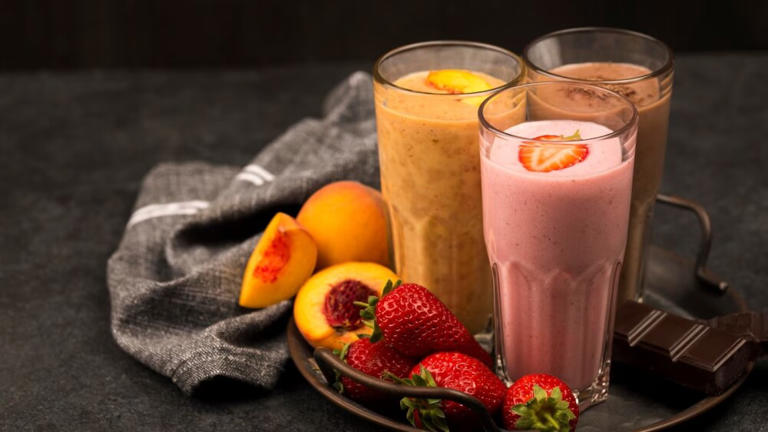 Smoothies y licuados de fresa, durazno y chocolate