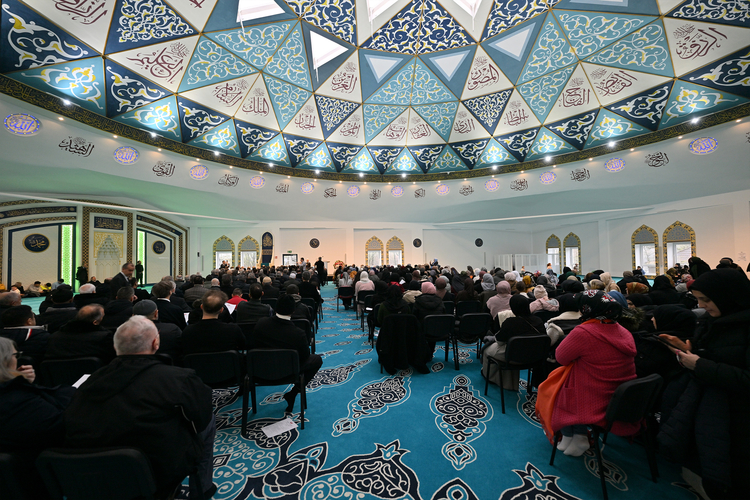 almanya'da 10 yılda inşa edilen di̇ti̇b essen merkez camisi dualarla ibadete açıldı