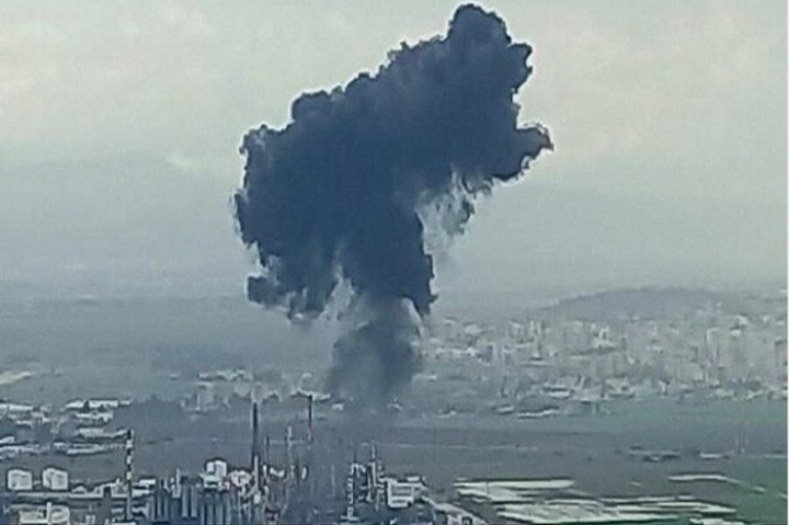 ledakan terjadi di kilang minyak terbesar milik israel, diduga kena rudal