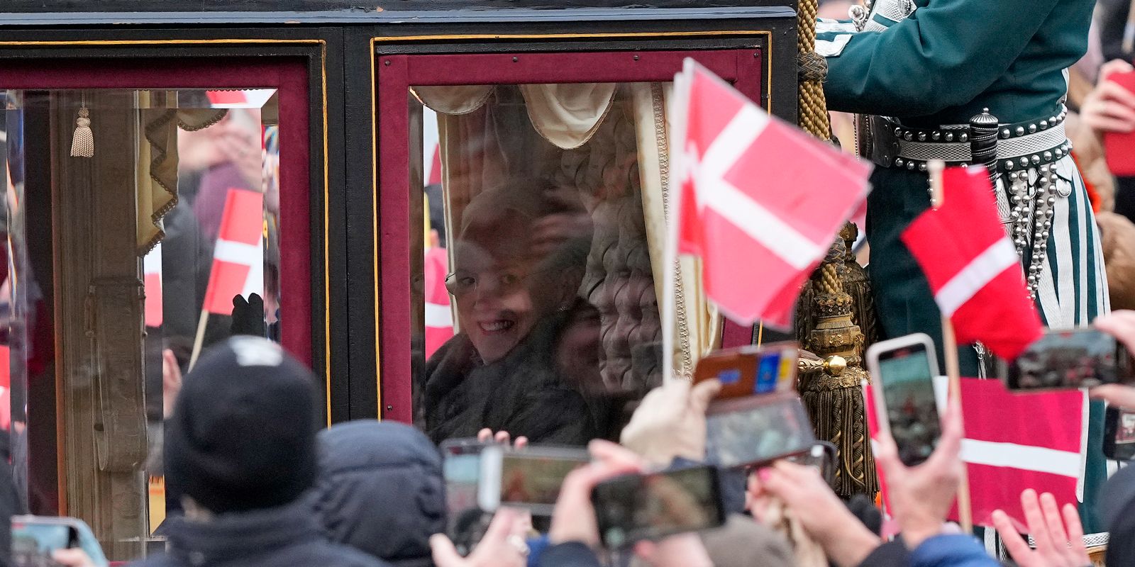 nu får danmark ny regent – följ tronskiftet direkt