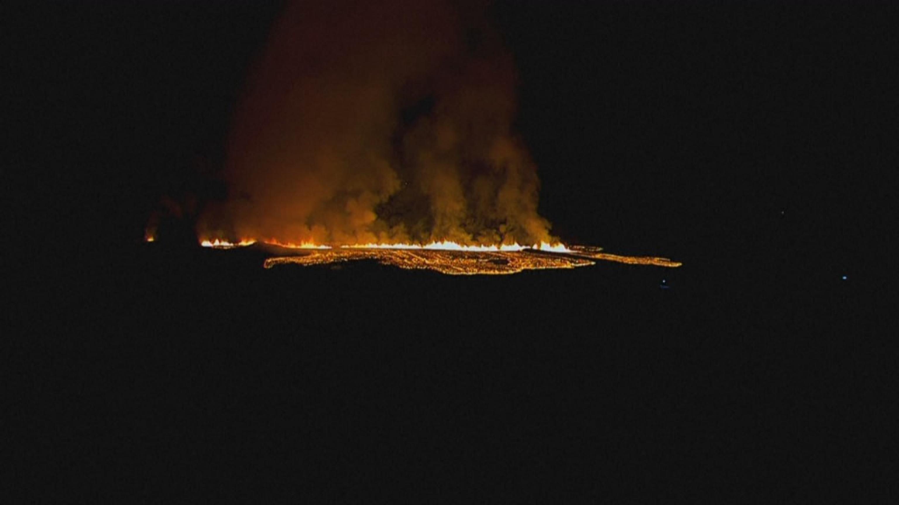 eruzione in islanda, lava verso case ma vite non a rischio