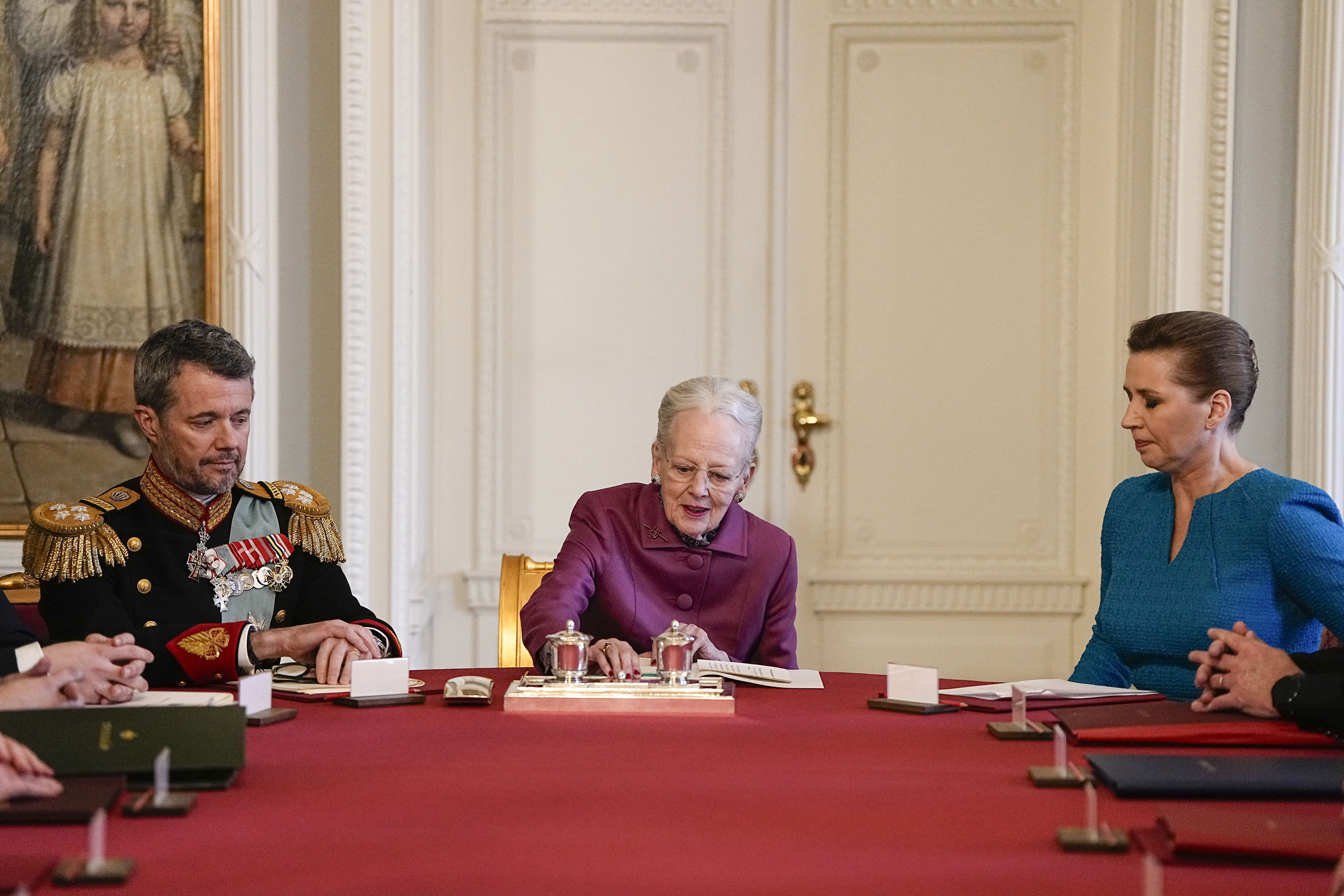 dronning margrethe har signert abdikasjonen – frederik er konge