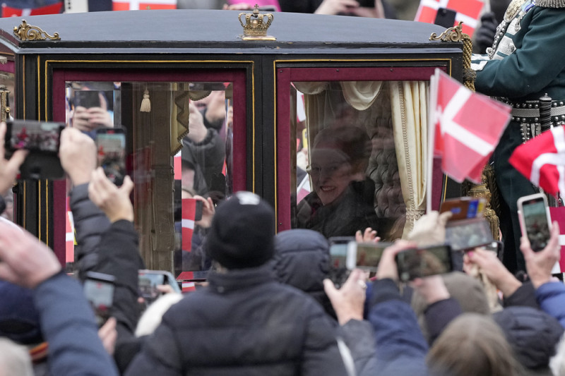 ο φρειδερίκος επίσημα ο νέος βασιλιάς της δανίας μετά την παραίτηση της μητέρας του - δείτε φωτό - βίντεο