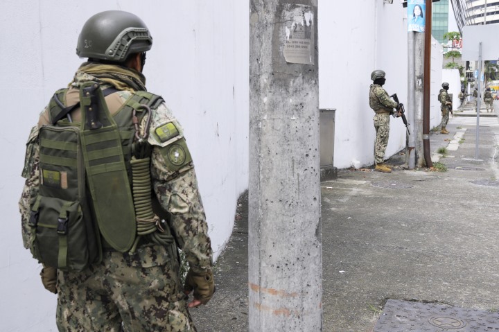 presidente do equador confirma libertação de todos os reféns em sete prisões
