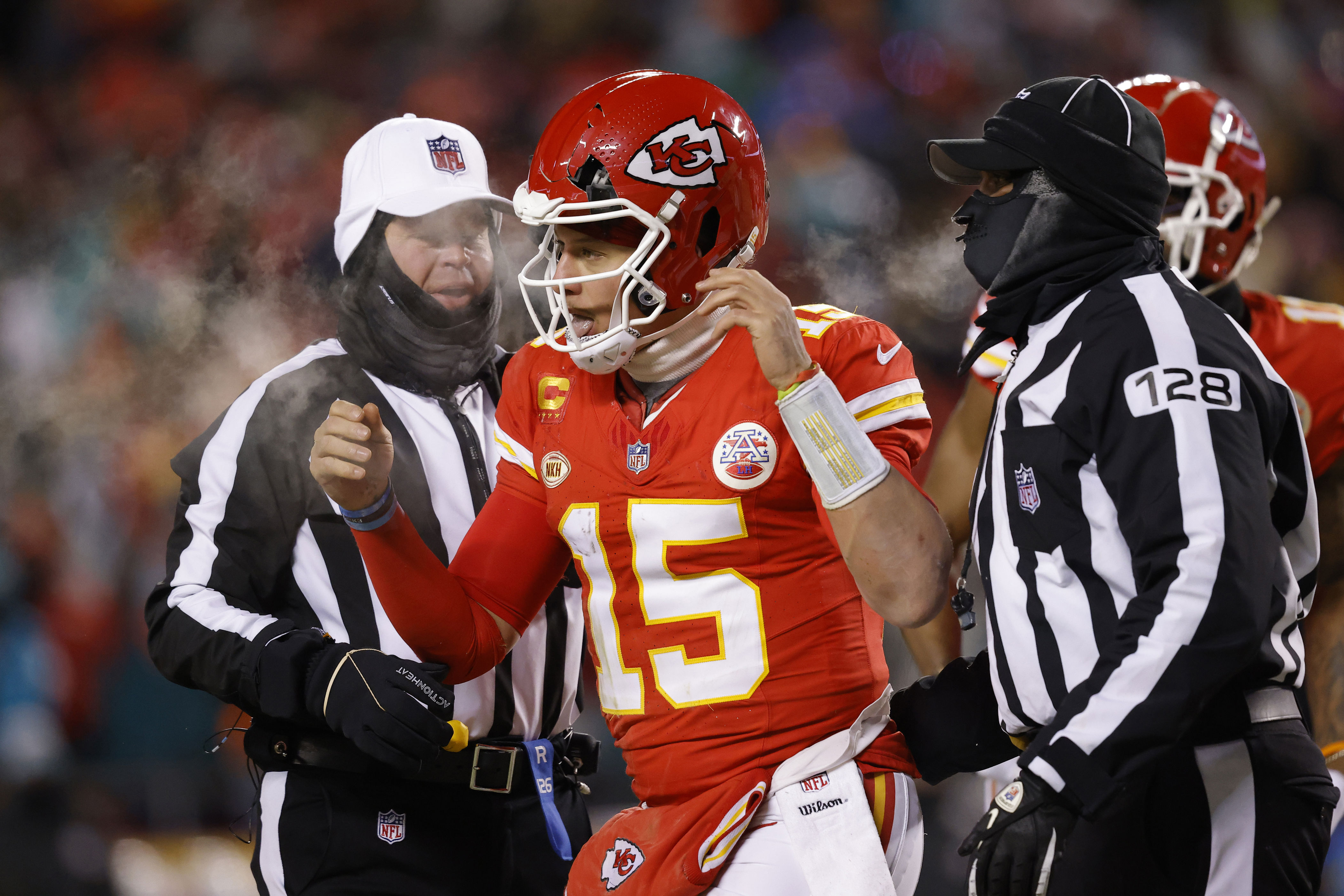 nfl wild-card: patrick mahomes' cracked helmet causes bizarre pause in dolphins-chiefs