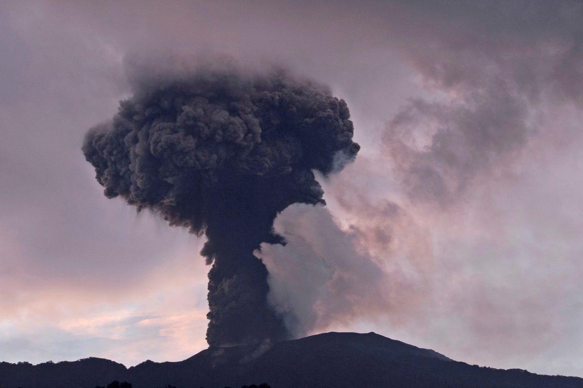 el monte marapi vuelve a hacer erupción y provoca evacuaciones, sin reportes de víctimas