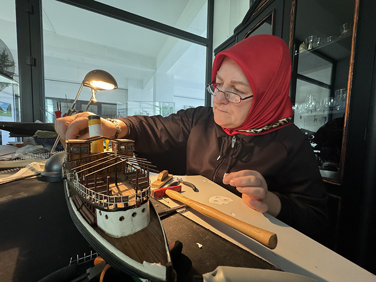 ev hanımı deniz araçlarının minyatürlerini yapıyor