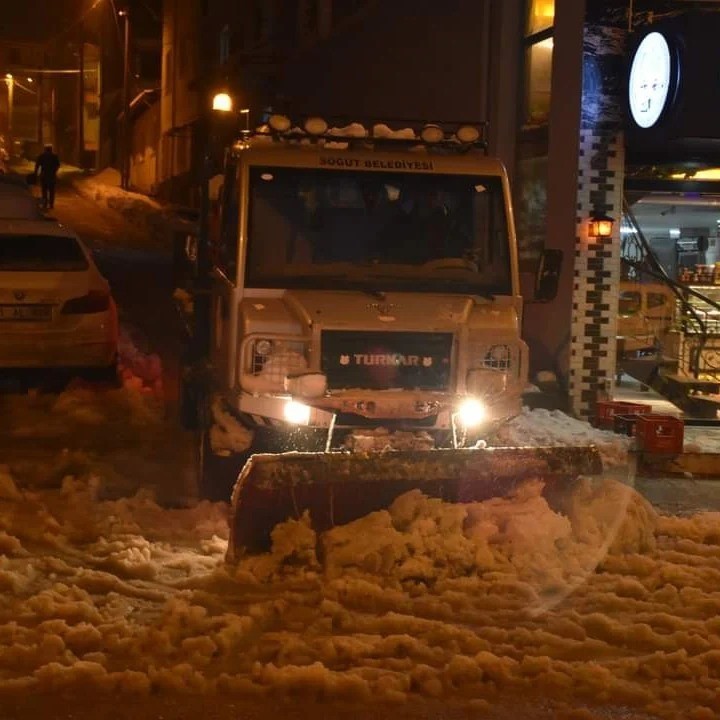 belediye yoğun kar yağışında olumsuzlukları önlemeye çalışıyor
