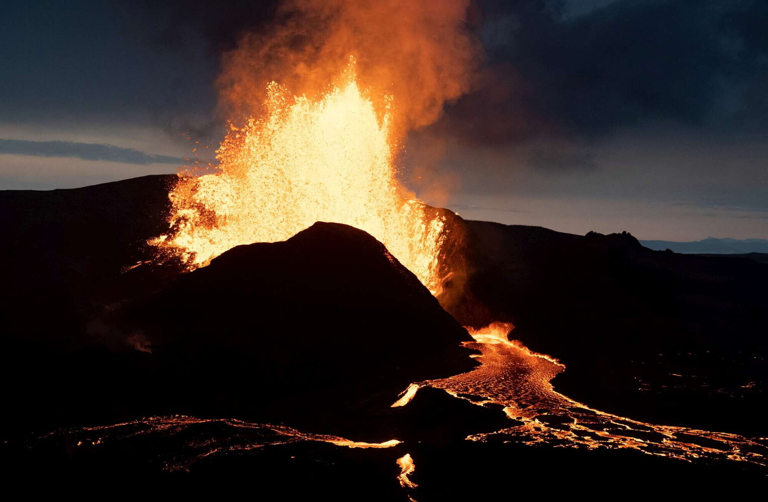 nuova eruzione vulcanica in islanda, dichiarato lo stato d'emergenza