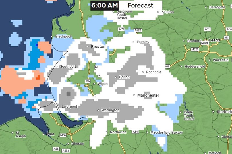 met office warns 'heavy' snowfall is set to hit greater manchester