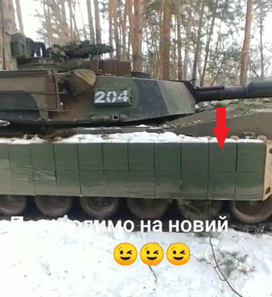 Czołg M1A1 SA Abrams obkładany przez Ukraińców kostkami pancerza reaktywnego ARAT-1 będącego częścią pakietu TUSK.