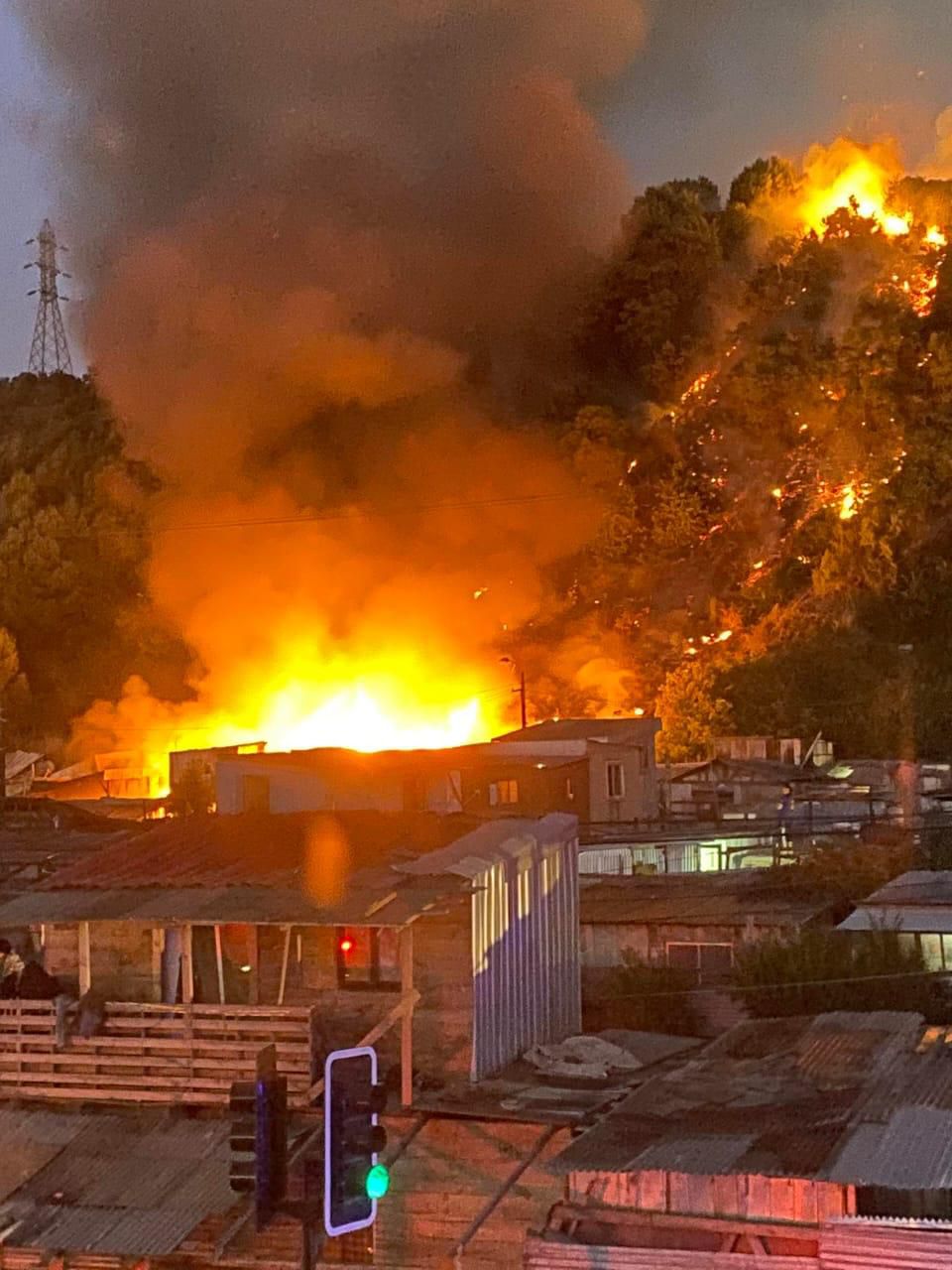 videos: incendio en campamento de concepción deja tres viviendas destruidas