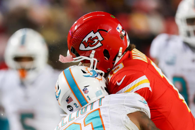 Patrick Mahomes shatters helmet during bitter cold ChiefsDolphins Wild