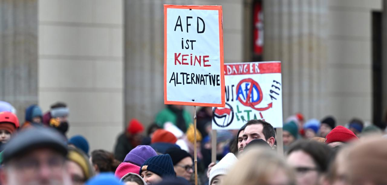 Tausende Menschen Demonstrieren In Potsdam Und Berlin Gegen Faschismus ...