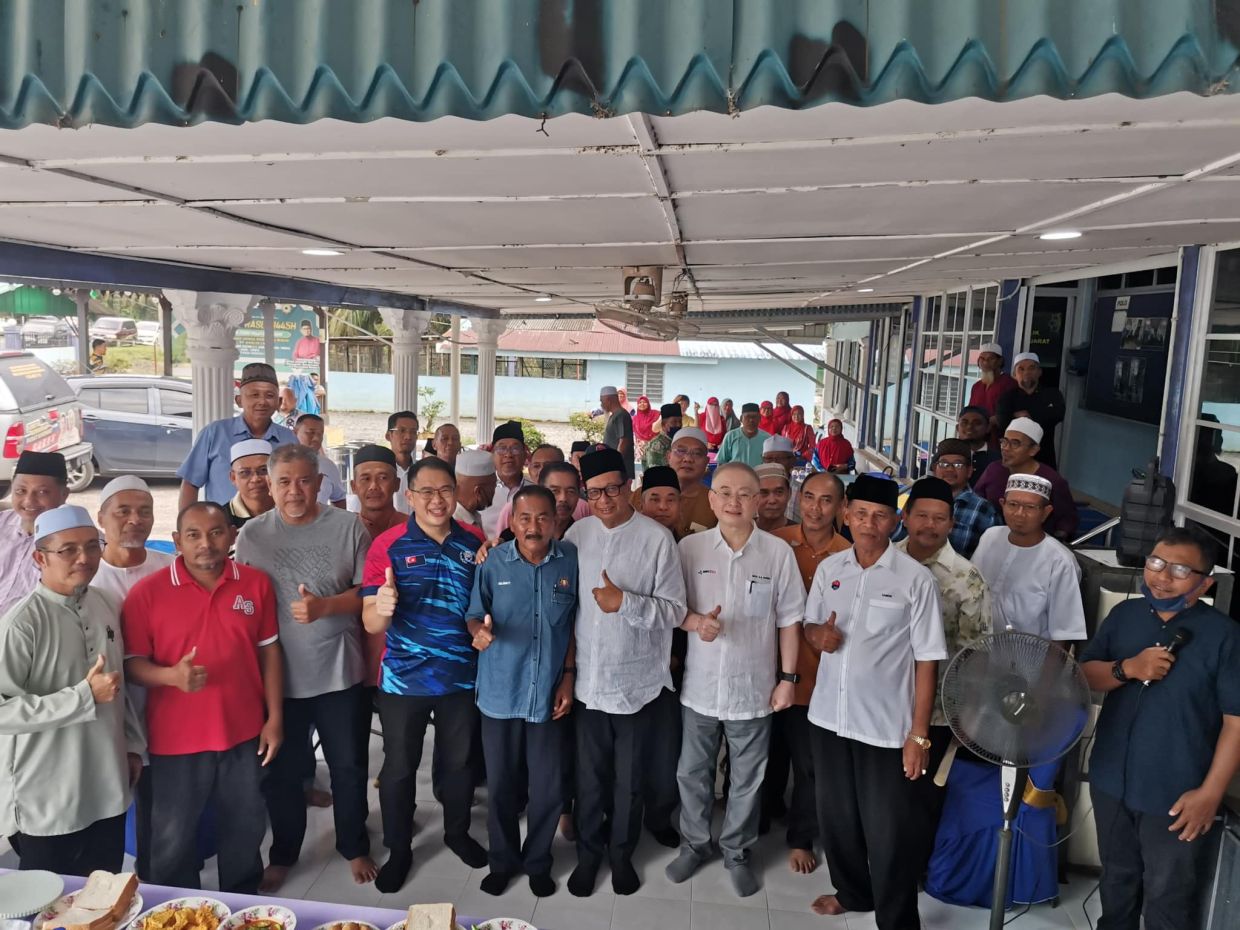 rm350,000 has been donated to mosques and surau in ayer hitam, says dr wee