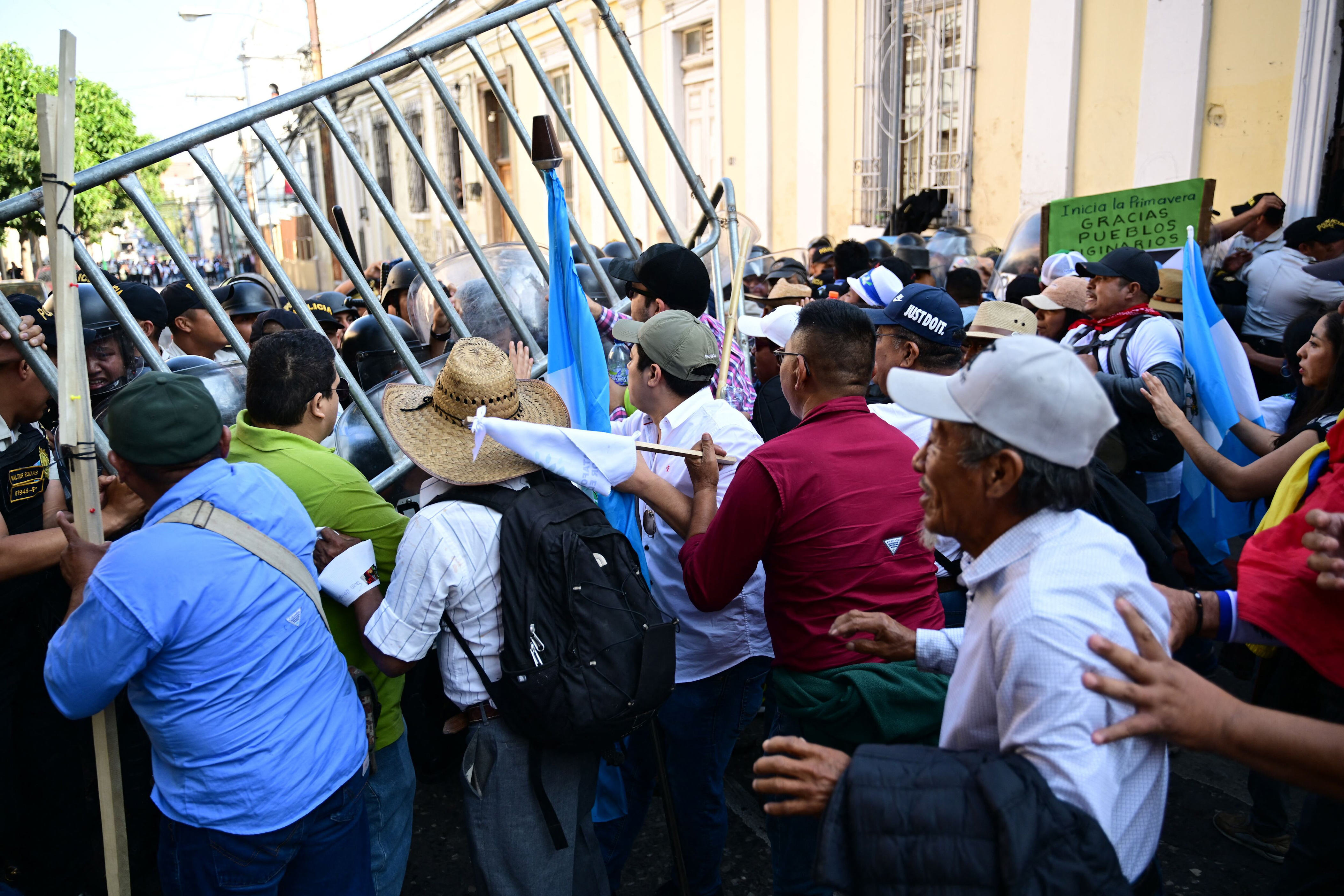 disturbios y tensiones en el congreso de guatemala atrasan la posesión de bernardo arévalo como presidente