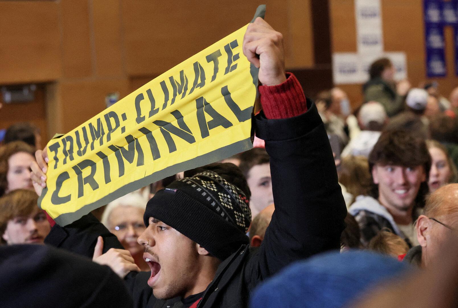klimaaktivisten stören wahlkampfauftritt von trump in iowa