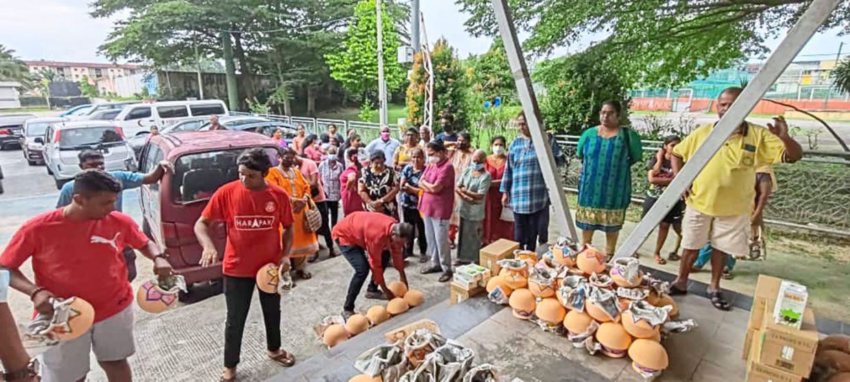 claypot distribution offers cheer to tamil families
